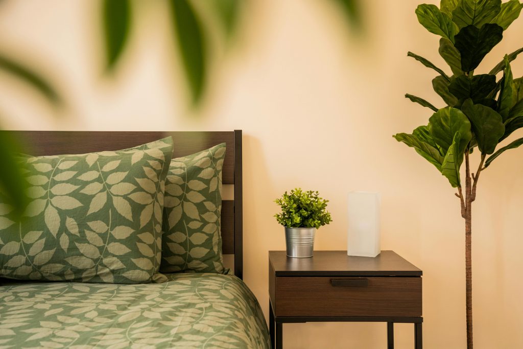 Groene slaapkamerinrichting met duurzame planten