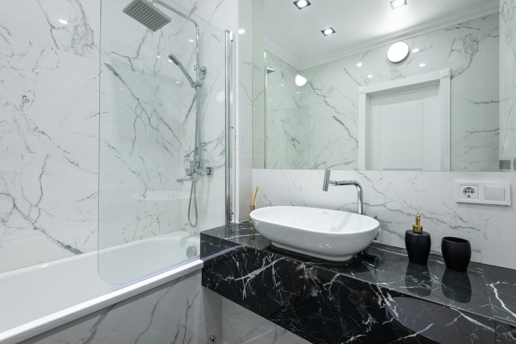 Maak je badkamer luxe met marmeraccenten