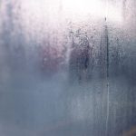 Beslagen raam met condensdruppels door vochtige binnenlucht