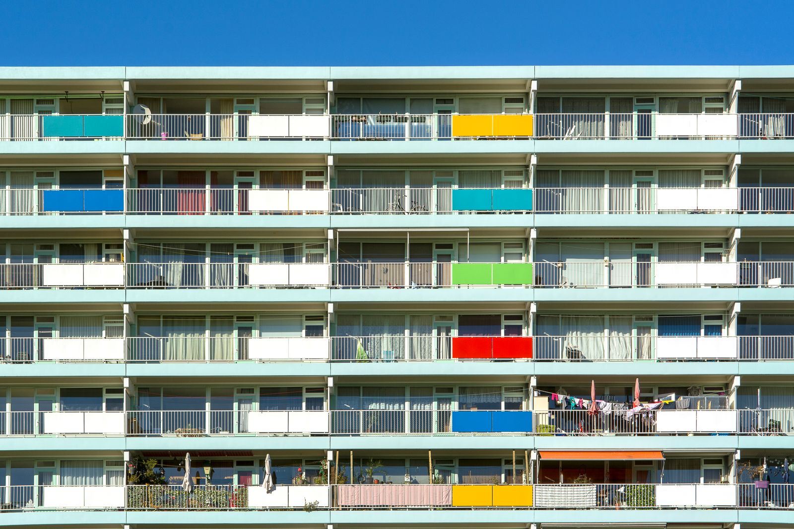 Flatgebouw met felgekleurde balkons in Zoetermeer