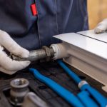 Vakman installeert een verwarmingsleiding met speciaal gereedschap