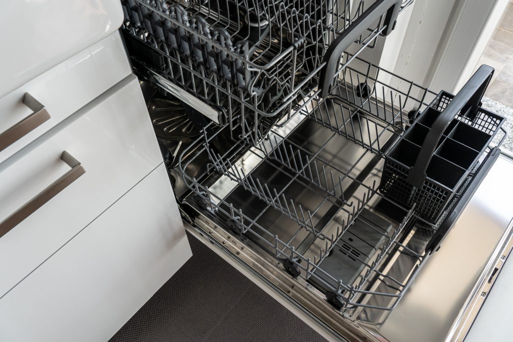 Lege roestvrijstalen vaatwasser open in een moderne keuken