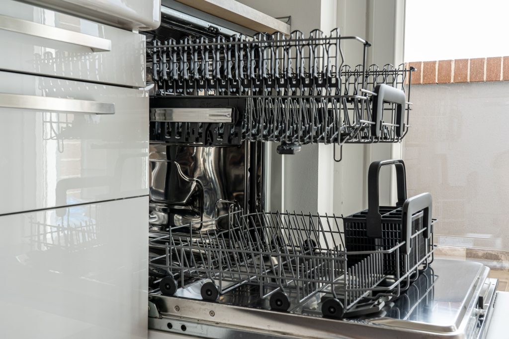 Open vaatwasser met leeg rek in een lichte keuken