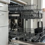 Open vaatwasser met leeg rek in een lichte keuken