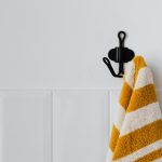 Handdoek hangt aan een moderne haak tegen een muur