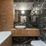 Moderne badkamer met sfeervolle plafondverlichting boven bad en wastafel