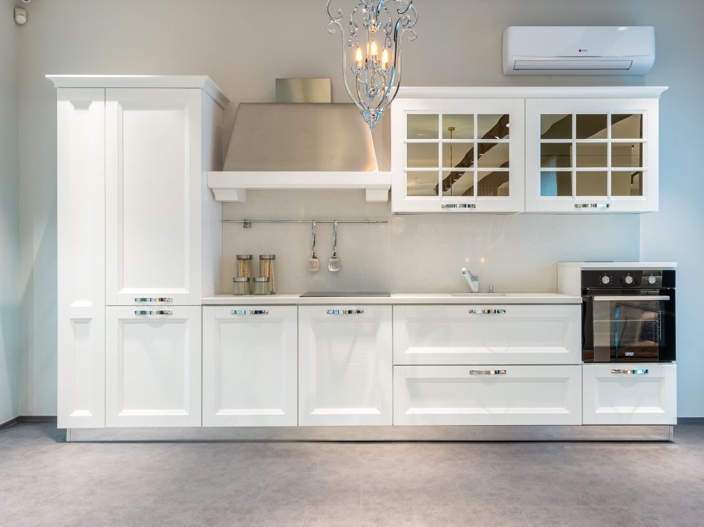 Moderne keuken met gladde witte fronten en strakke kastdeurtjes in een licht appartement