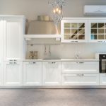 Moderne keuken met gladde witte fronten en strakke kastdeurtjes in een licht appartement