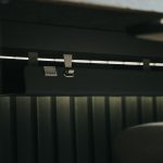 Netjes weggewerkte kabels onder een bureau in een kantoor