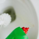 Schoonmaakmiddel wordt in de wc-pot gegoten met borstel