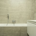 Moderne badkamer met ligbad en stijlvolle wandtegels